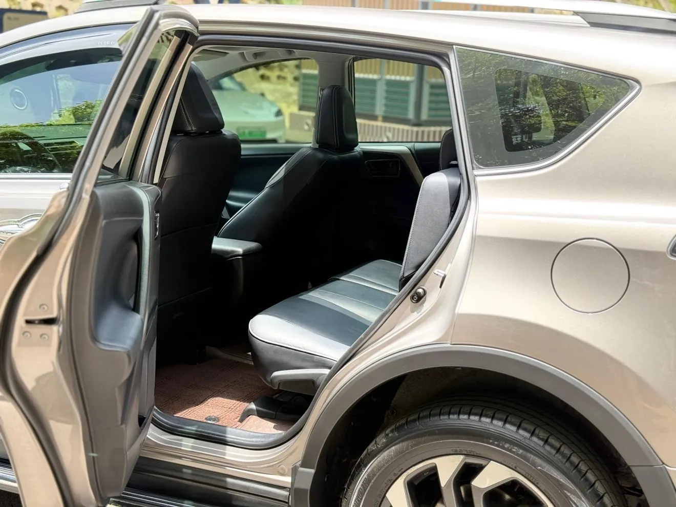 Toyota RAV4 2.5L photo 5