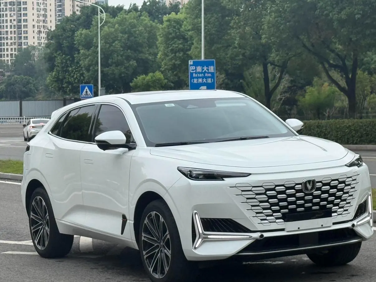 Changan UNI-K 1.5T 130km photo 3