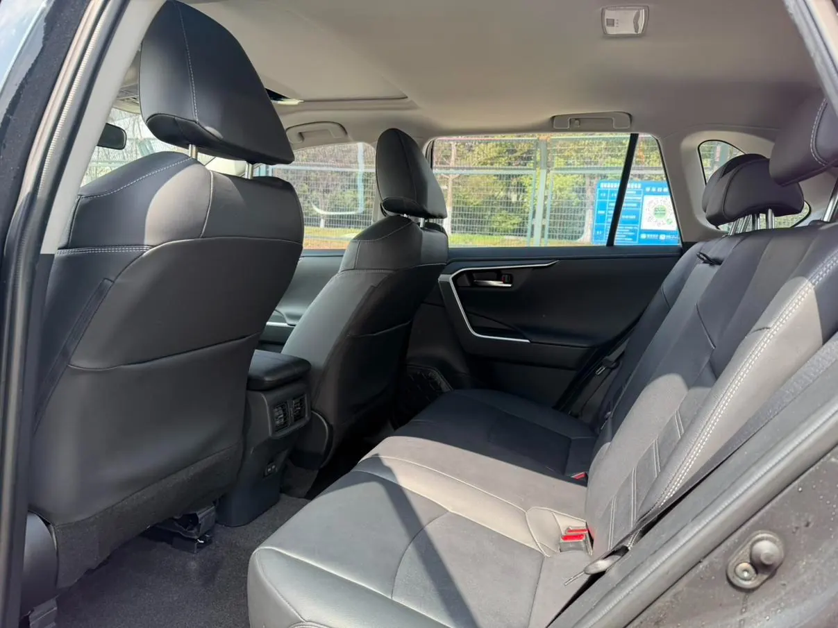 Toyota RAV4 2.0L CVT PLUS photo 11