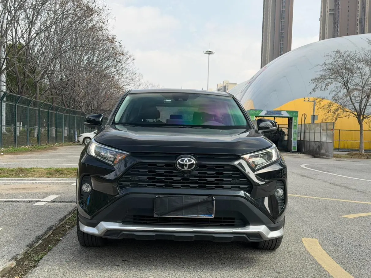 Toyota RAV4 2.0L CVT PLUS photo 2