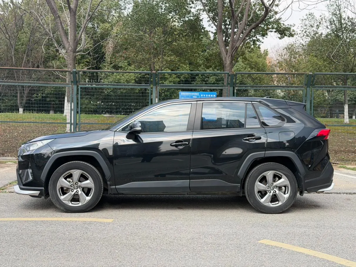 Toyota RAV4 2.0L CVT PLUS photo 4