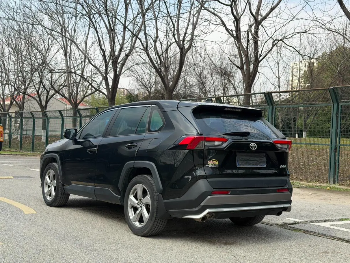 Toyota RAV4 2.0L CVT PLUS photo 5