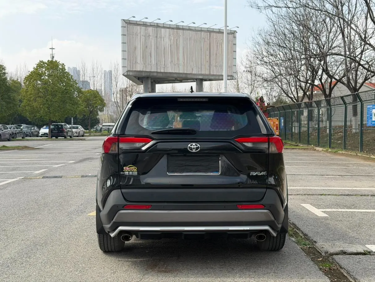 Toyota RAV4 2.0L CVT PLUS photo 6